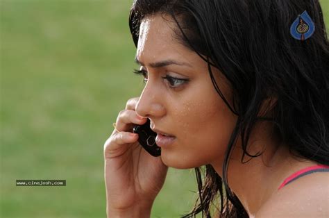 Parvathi Hot Stills Photo 83 Of 89