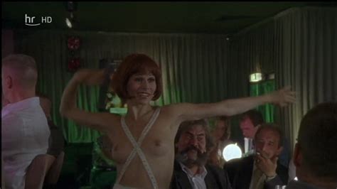 Naked Sylvie Bertin in Das Glück ihres Lebens