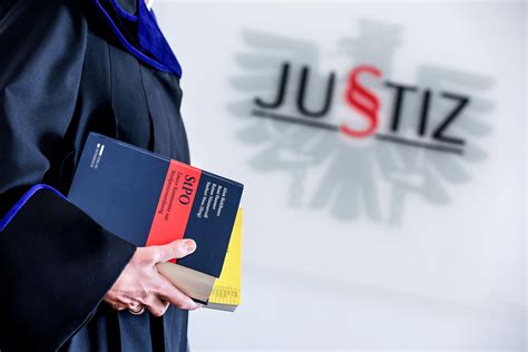 Landwirtin erwischte Ehemann beim Sex mit der Melkhelferin Prozess wegen Körperverletzung