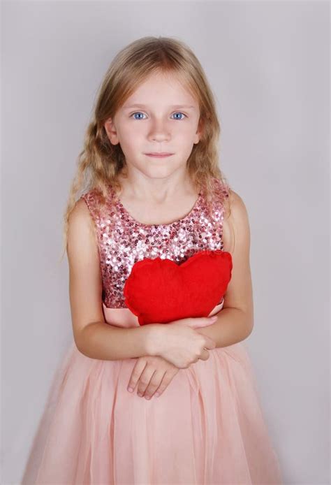 Belle Fille Blonde Avec Le Coeur Rouge Sur Un Fond Blanc Enfant Avec Un Coeur Pour La Saint