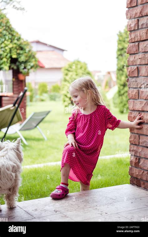 Jolie Fille Blonde Et Son Chien Banque De Photographies Et Dimages Haute R Solution Alamy