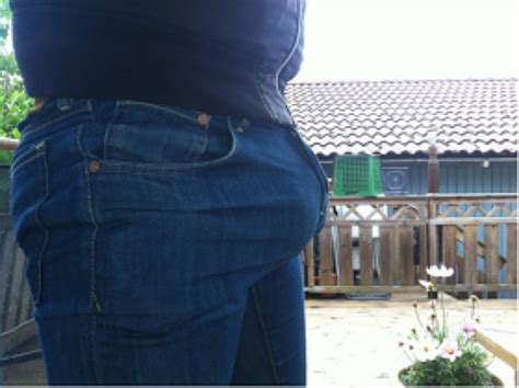 Cueca Gay Volume na calça jeans