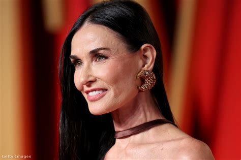 Índice Mientras tanto Demi Moore de 61 años también coquetea con sus hijas en bikini