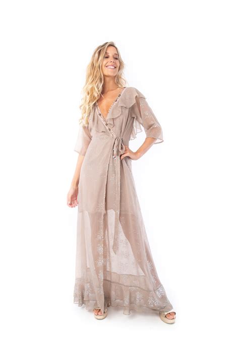 Arriendo De Vestido Color Nude Escote En V Con Detalles Dorados Chic Dress Project