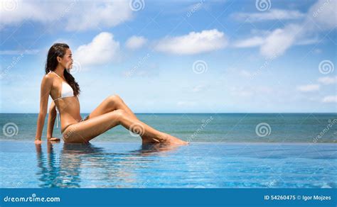 Mujer Hermosa En Bikini Que Toma El Sol En La Playa Imagen De Archivo
