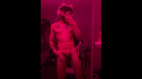 ゲイアジアのゲーマーボーイは鏡の赤い部屋に負荷をかけます Pornhub Gay