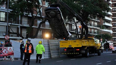 Increíble Accidente En Palermo Un Taxi Perdió El Control Y Fue