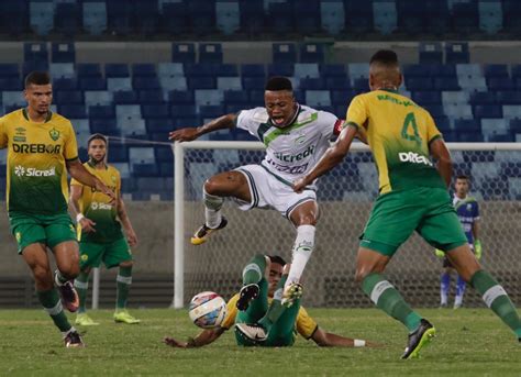 dois gols de Tiarinha Cuiabá vence o Luverdense O Livre