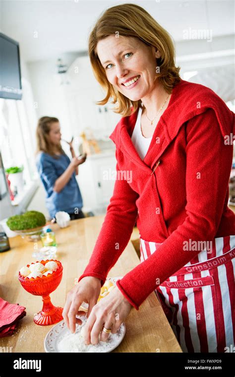 Femme mature debout dans la cuisine Banque de photographies et dimages à haute résolution Alamy
