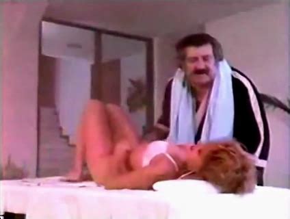 Naked Lorena Herrera In El P Jaro Con Suelas