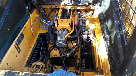 Mustang 940 Skid Loader Bearing Chain And Sprocket Replacement