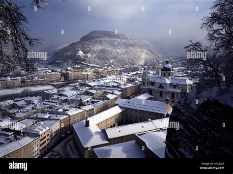 Salzburg Stadtansicht im Schnee Blick vom Mönchberg Stock Photo Alamy