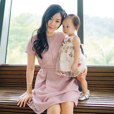 Hot mom 2 con nổi tiếng nhất nhì châu Á Xinh đẹp chồng chiều con siêu đáng yêu