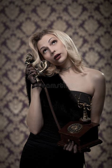 Blonde Frau am Retro Telefon Spricht Stockfoto Bild von ausdruck glücklich 22513670