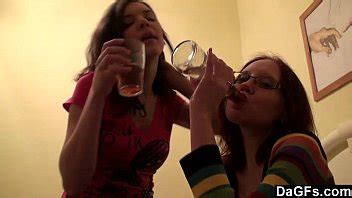 DAGFS Rubia se traga una carga después de una doble inmersión con juguetes XVIDEOS