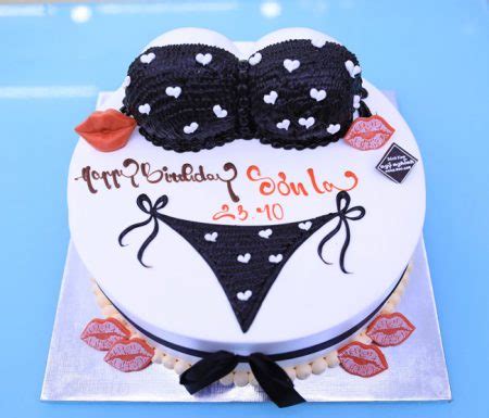 Bánh sinh nhật tạo hình bikini màu đen và cặp ngực căng tràn độc đáo tăng nam Bánh Kem Ngộ Nghĩnh