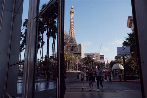Las Vegas Suffers as Nevada Economy Droops, Costing Jobs - The New York ...