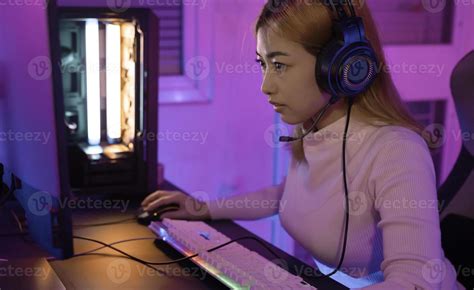 Asian Woman Gamer Play Computer Video Game Concept 21609141 Stock