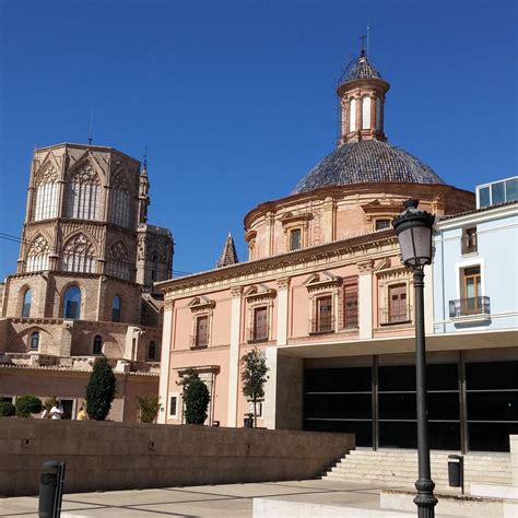 Valencia Airport: how to get to and from the city by metro and bus