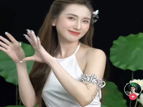 Người đẹp hot nhất TikTok mùa Tết với triệu lượt thích triệu người theo dõi VN Zoom