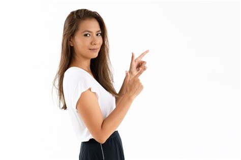 Garota latina sorridente compartilhando ofertas especiais de varejo Foto Grátis