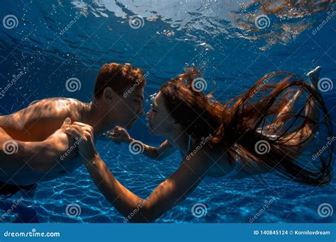 Paare Die Unter Wasser Schwimmen Stockfoto Bild Von Aktivität Lebensstil 140845124