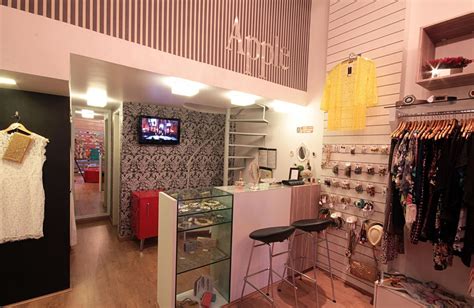Loja Com Papel De Parede - Loja com papel de parede Preto | Loja de roupa, Interior de boutique ...
