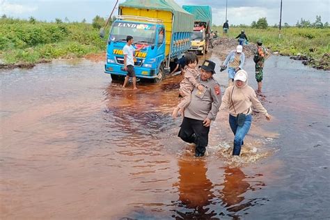 Foto Jalan Rusak Di Ketapang Tergenang Air Sepeda Motor Mogok Truk