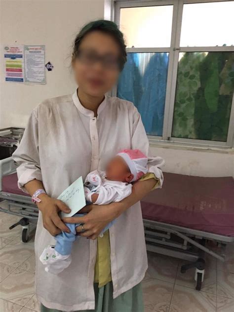 Mẹ con hot girl Bella đã được một người đàn ông nhận giúp đỡ trong năm