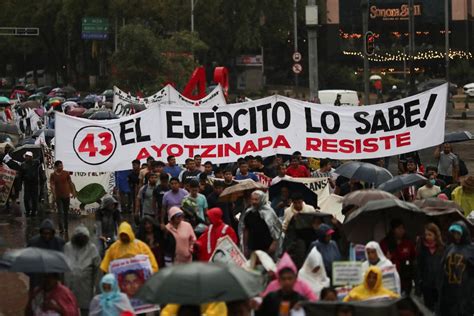 Padres De Los Estudiantes Desaparecidos De Ayotzinapa Exigen