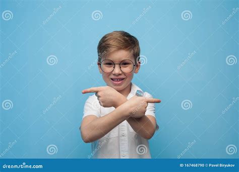 Mignon Petit Garçon Gay En Verres Photo stock Image du heureux adorable 167468790