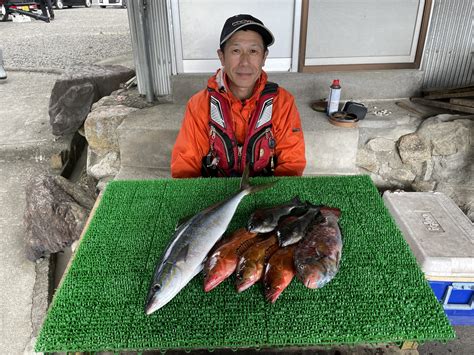 磯釣りでツムブリ61㎝・アカハタ・イガミ・グレ・ゲット！ 一栄丸渡船｜三重県紀北町