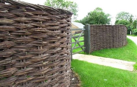 Плетня (46 фото): как сделать плетеный забор на даче своими руками ...