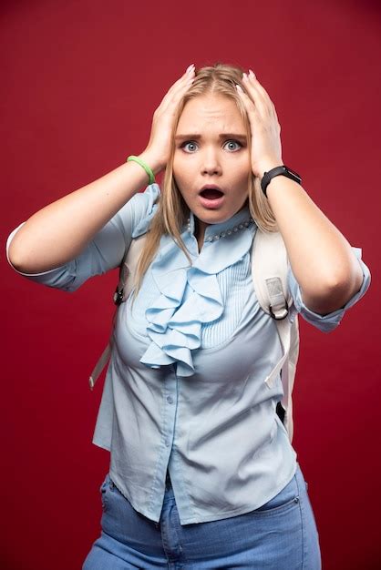 Une jeune étudiante blonde retourne à l école et a l air déprimée et nerveuse Photo Gratuite