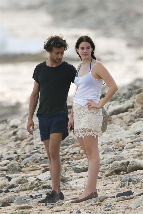 Lana Del Rey Boyfriend - Lana Del Rey Looks So Very Happy In Her First