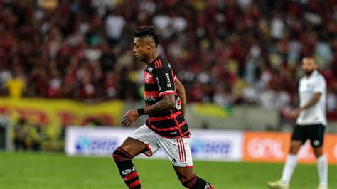 Bruno Henrique Aguarda Ser Relacionado Para Jogo Do Flamengo Contra O