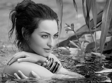 Sonakshi Sinha Hot Hd Wallpapers P Free Hd Wallpapers