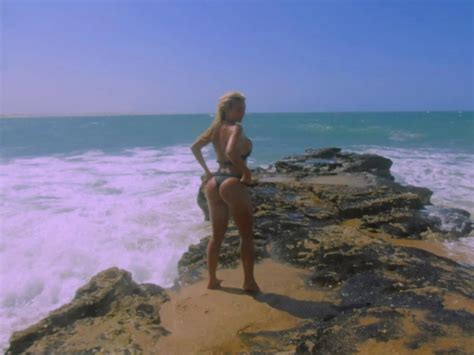 Un Fuego La Foto De Sol P Rez En Bikini En La Playa Infobae