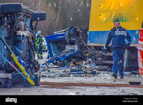 Tödlicher Frontalzusammenstoß bei Eppingen Lastwagen und