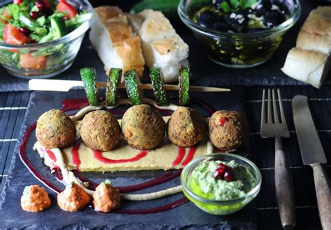 Mezze Falafel Mit Baba Ganoush Kern Auf Hummus Bett Muhammara