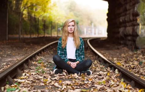 Обои Girl Model Autumn Beauty Blonde Portrait Hair Tracks на телефон и рабочий стол