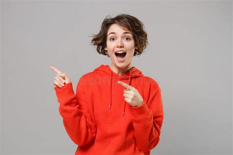 Jovencita De Brunette Emocionada Con Capucha Roja Casual Posando Aislado En El Retrato De