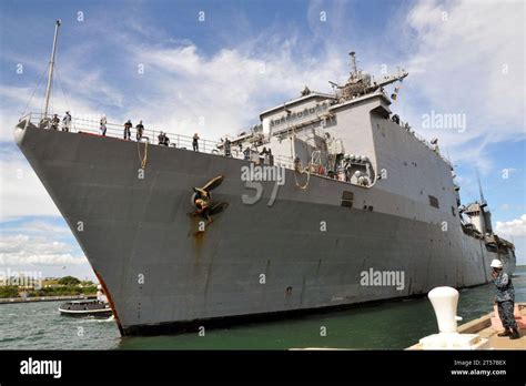 Us Navy The Amphibious Dock Landing Ship Uss Oak Hill Lsd Arrives