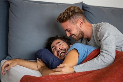Casal Gay Masculino Feliz Na Cama Em Casa Casal De Homens Casados Sorridentes Acabou De Acordar