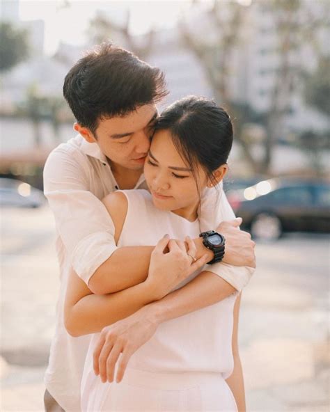 13 Ide Pose Pelukan Dari Belakang Yang Manis Dan Romantis Untuk Pre