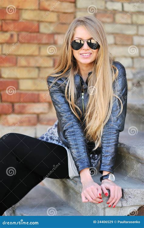 Jonge Blonde Vrouw In Zonnebril Stock Afbeelding Image Of Zonnig Jasje