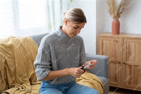 Вид сбоку женщина режет бумагу | Бесплатно Фото