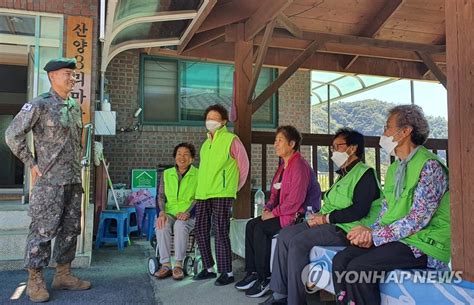 육군 7사단 한가위 맞아 지역 주민에게 위문품 전달 연합뉴스