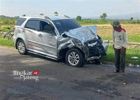 Kecelakaan Di Pati Mobil Pick Up Tabrak Terios Akibat Gagal Salip