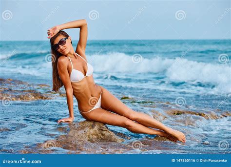 Ritratto Di Bella Donna Abbronzata Sexy Che Posa In Bikini Variopinto